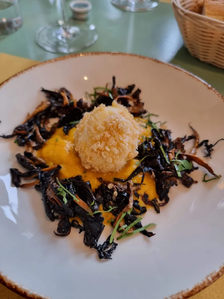 Ovetto fritto con crema di patate di Fermento Osteria Artigiana Padova